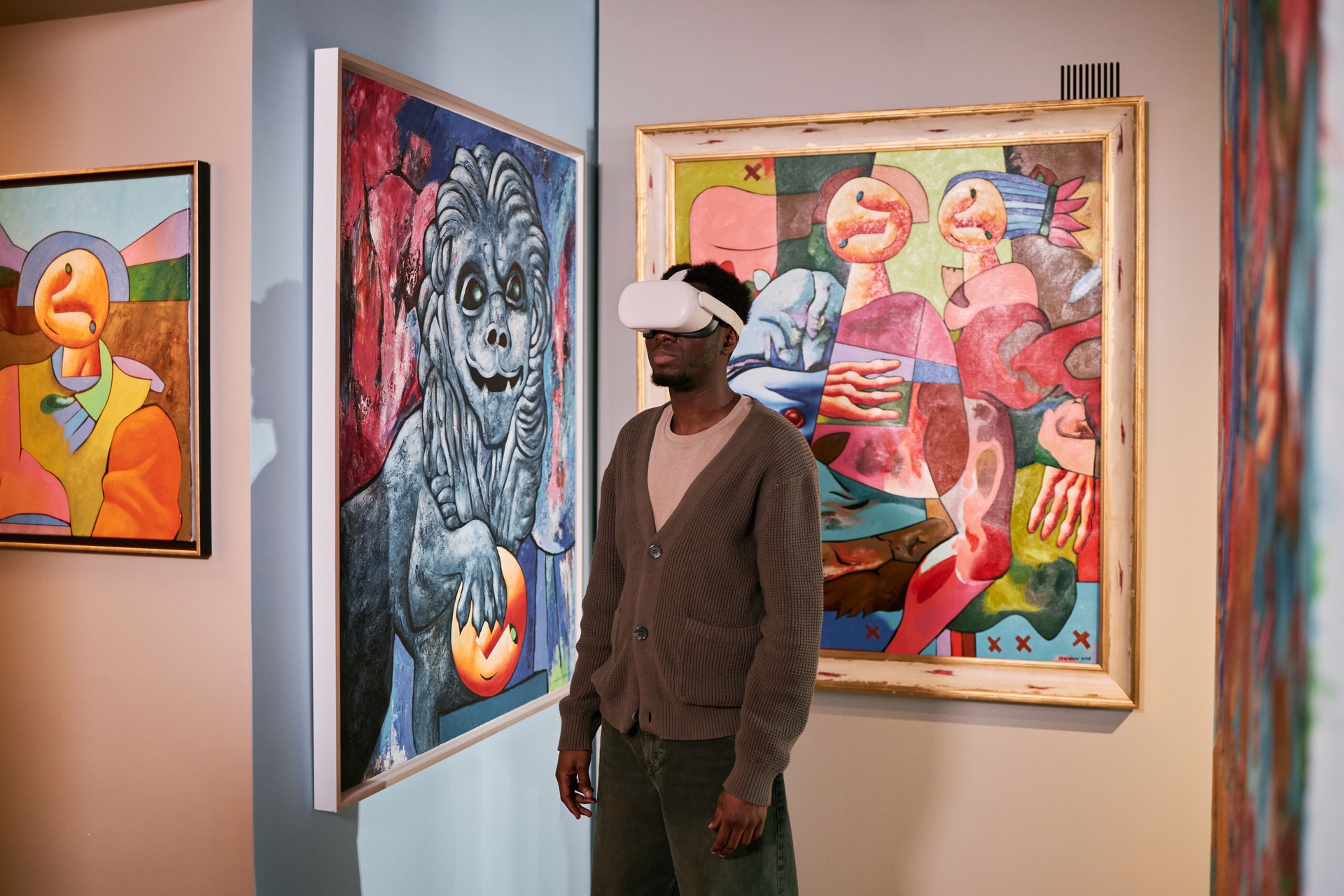 Experiencing Virtual Reality in Modern Art Gallery